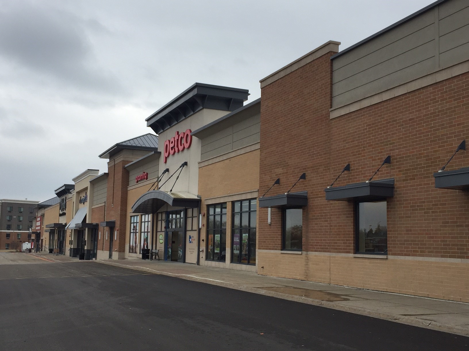Retail suburban shopping center with 4 freestanding out lot buildings.